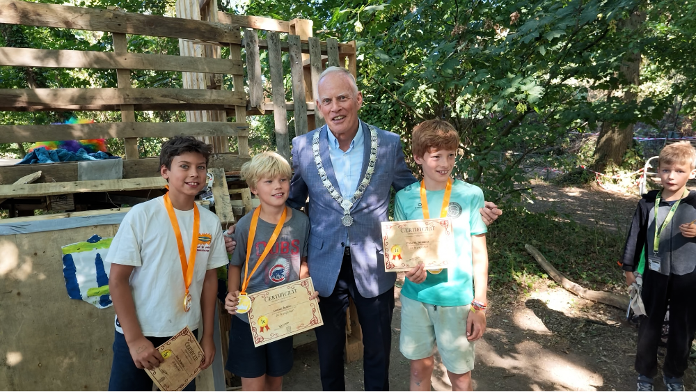De burgemeester met de uiteindelijke winnaars