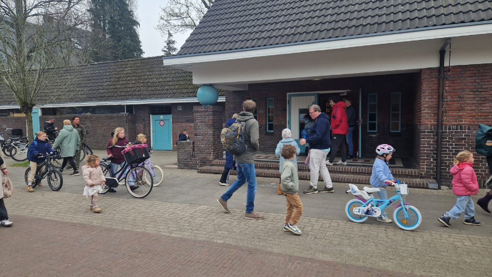 Leerlingen komen aan op school.