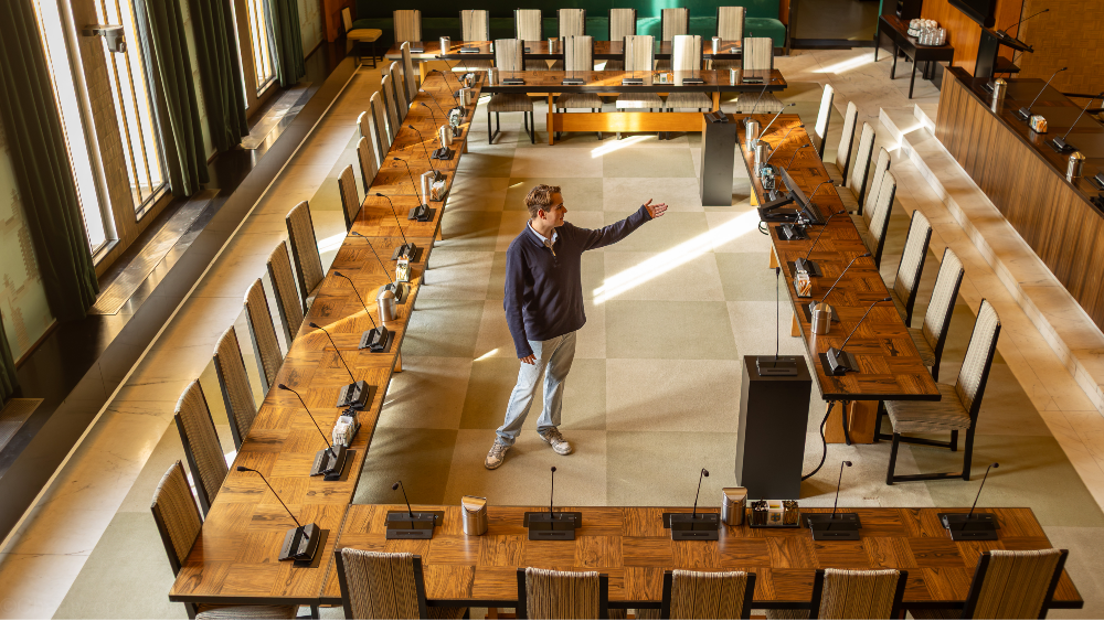 Lucas in de raadszaal