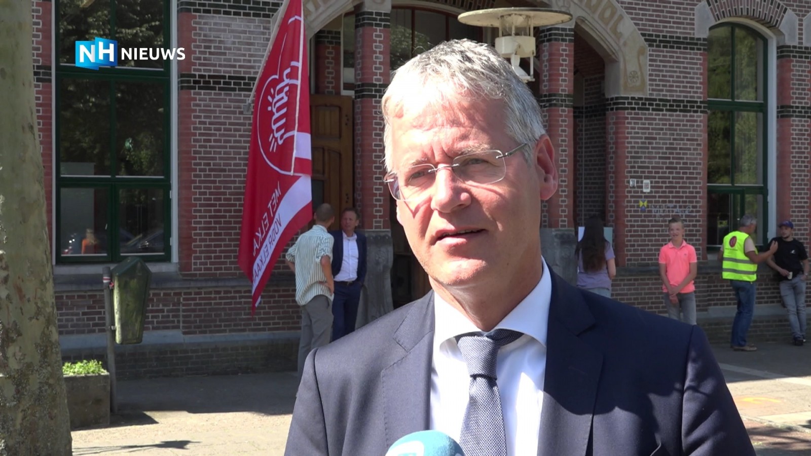 Minister na bezoek aan Hilversumse school: &quot;Deze week duidelijk of basisscholen volledig open gaan&quot;