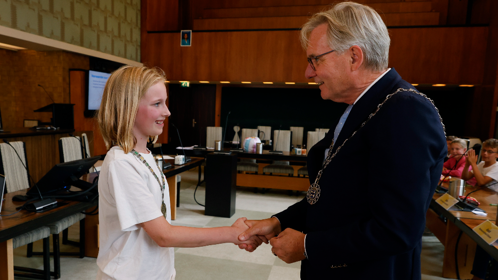 Maren Sijbom schudt de hand van burgemeester Gerhard van den Top
