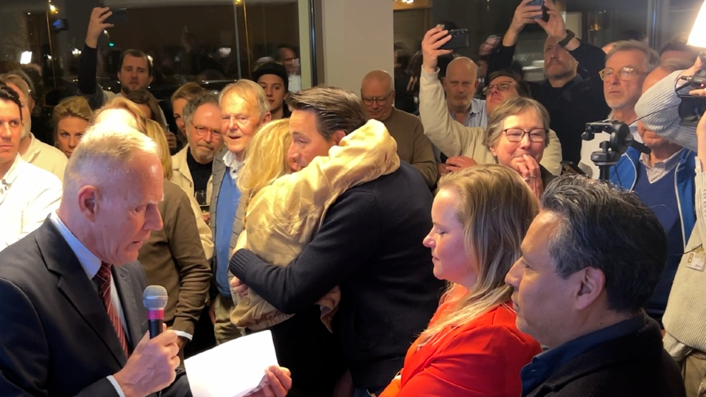 Niek Hermsen (D'66) omhelst Mark Marshall (VVD) nadat de voorlopige uitslag bekend is gemaakt