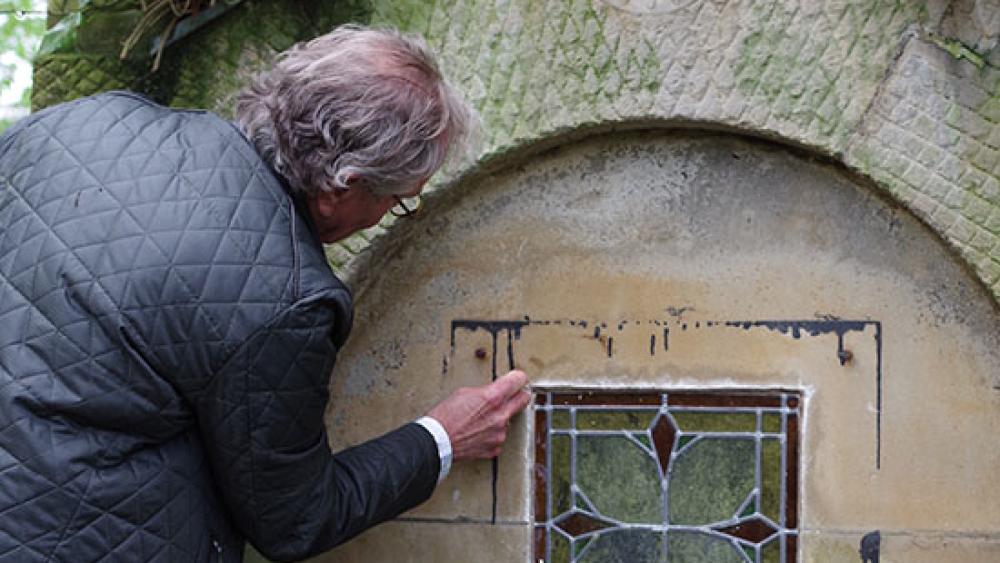 Onderhoud aan een van de graven.