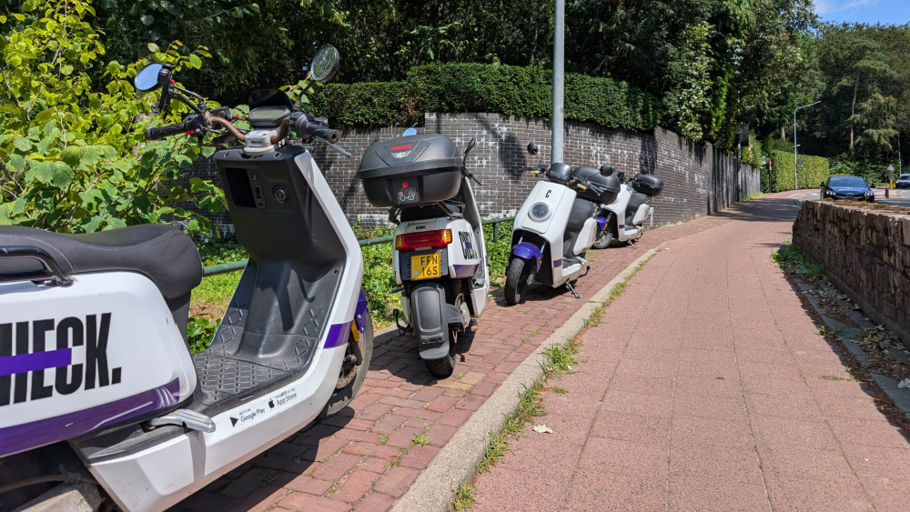 Ook deelscooters belemmeren soms de doorgang.