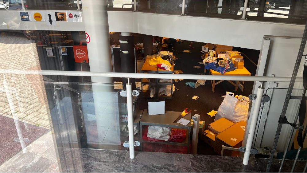 Opengemaakte pakketten in het gesloten pakketpunt