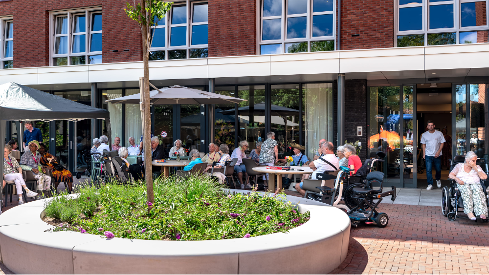 Het terras van de brasserie is gevuld
