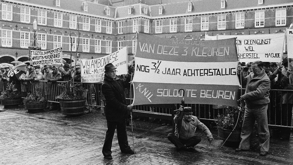 Oud-KNIL-militairen demonstreren in 1979 op het Binnenhof voor achterstallige soldij en rechtsherstel.
