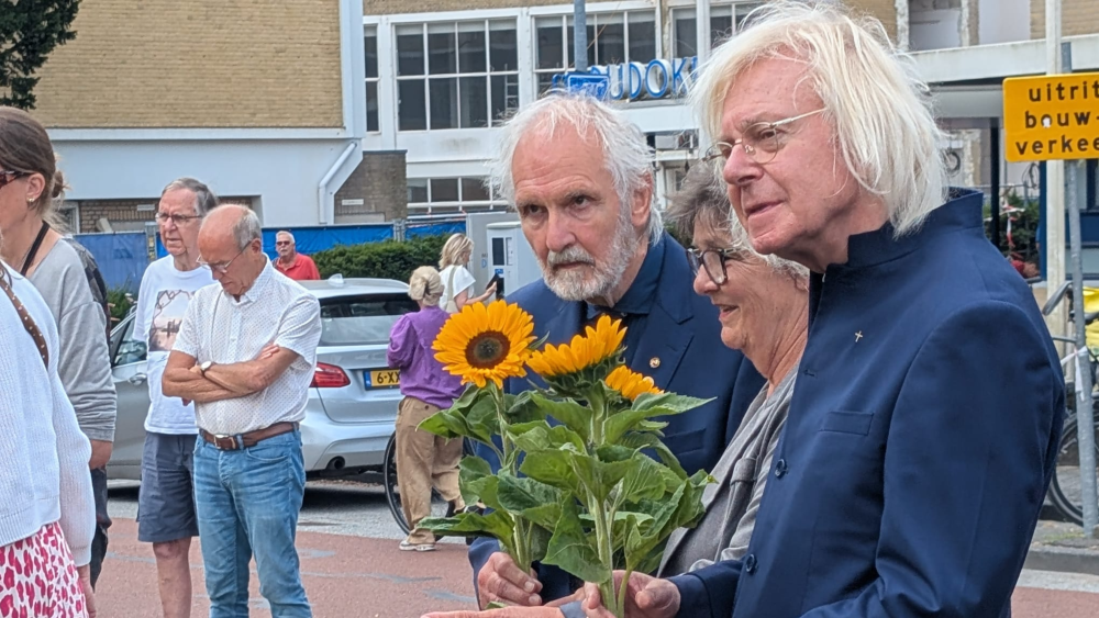 Pastoor Dresmé (rechts) en Broertjes (links) met bloemen in de hand.