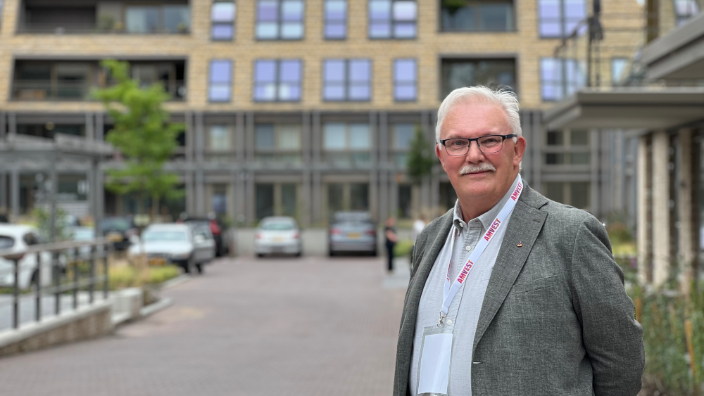 Rob Reedijk voor zijn nieuwe woningcomplex