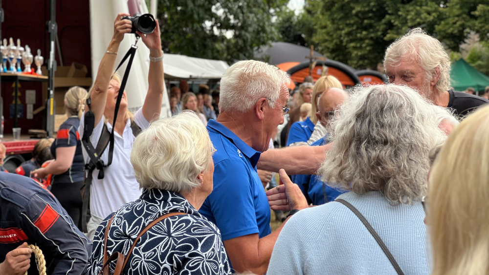 Ruijter omringd door vrienden en familie