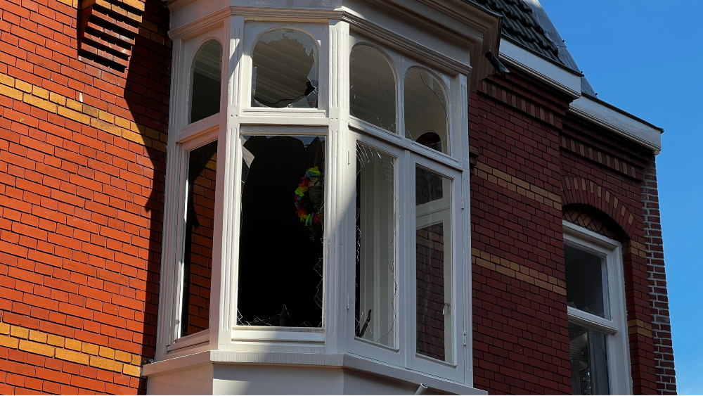 Ruiten in de woning boven het pand flink beschadigd