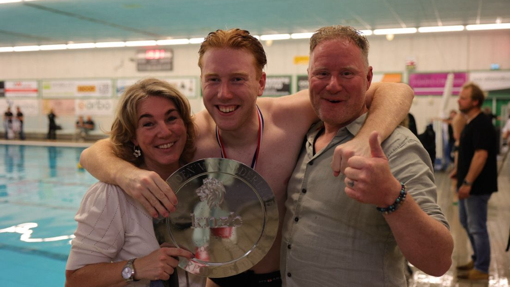 Senna Nijhof met zijn ouders