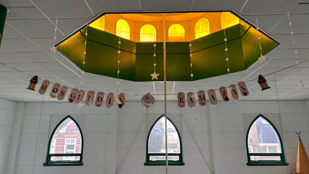 Slingers in de moskee met de tekst ‘Hoşgeldin Ramazan’, Turks voor ‘welkom ramadan'.