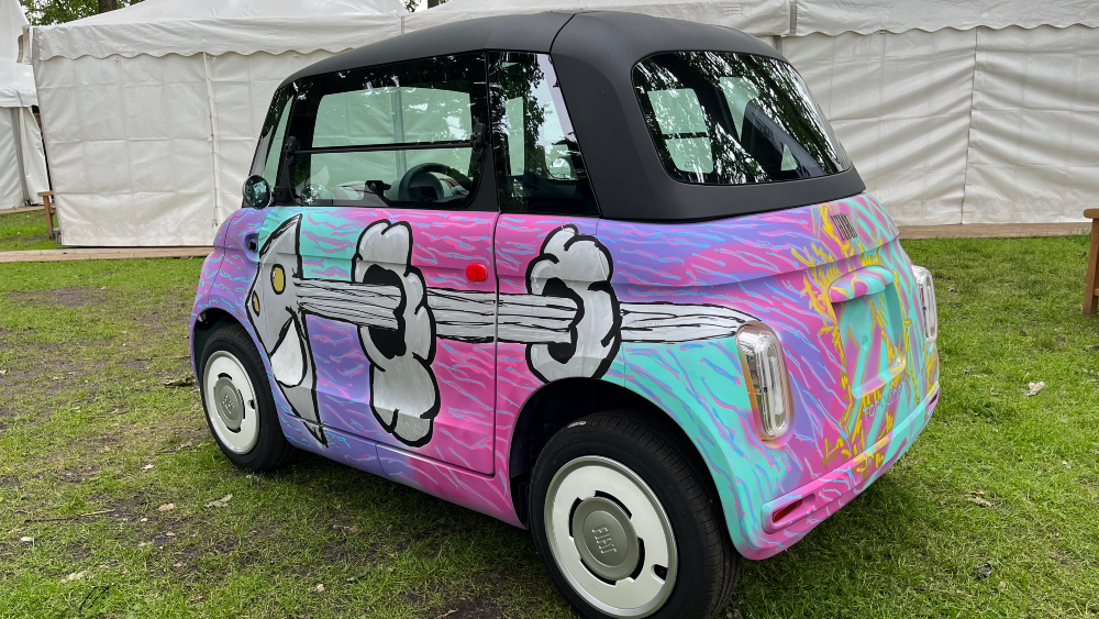 Speciaal beschilderde Fiat Topolino van kunstenaar Peter de Vries