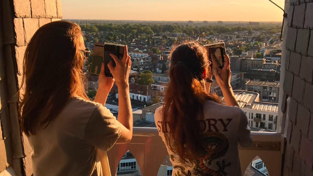 Twee aanschouwers proberen de zonsverduistering vast te leggen