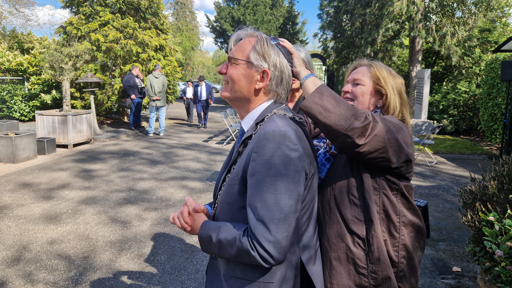 Van den Top wordt voor de plechtigheid nog even geholpen met zijn keppeltje.