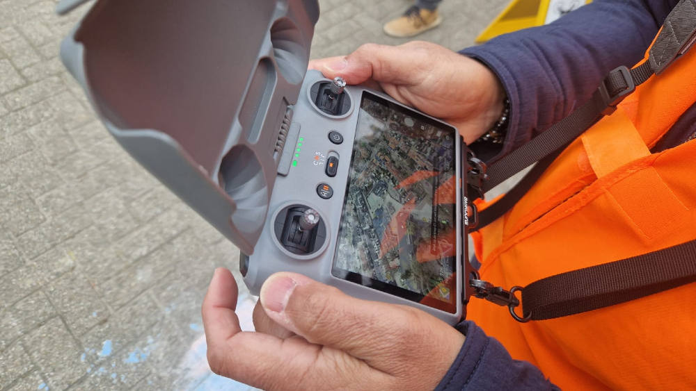 Van Wieren bestuurt de drone.