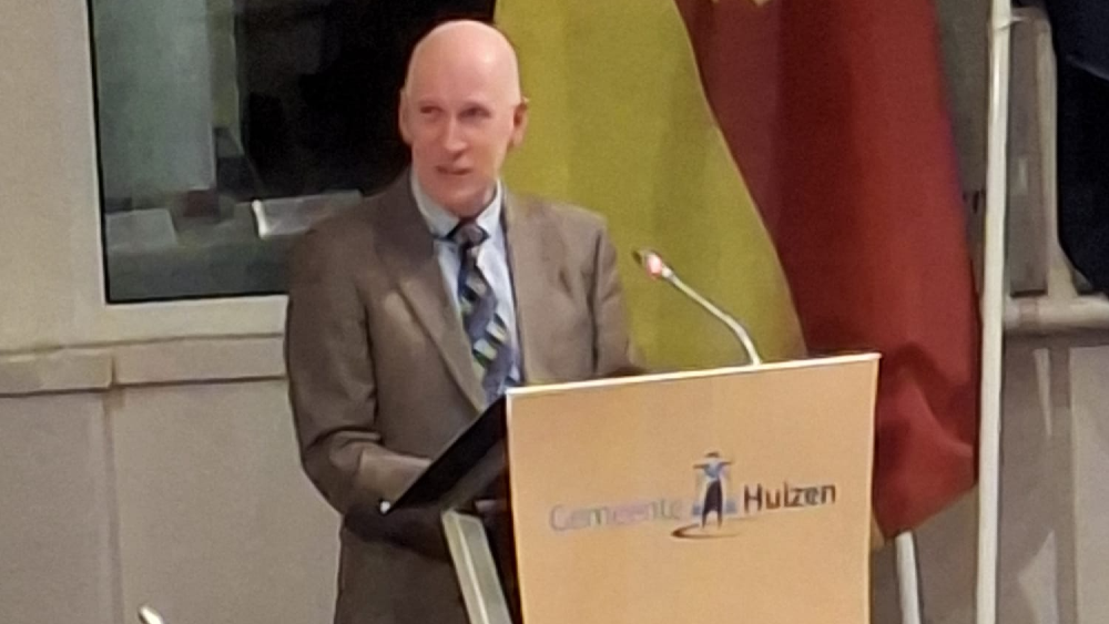 Veenstra spreekt de aanwezigen dankbaar toe.