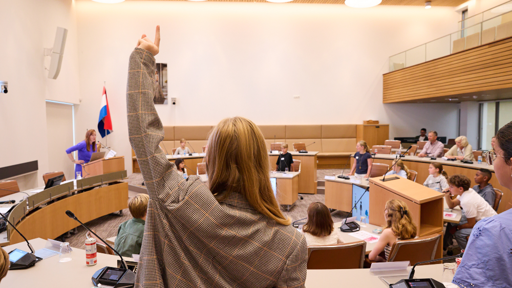 Vertegenwoordiger die haar vinger opsteekt