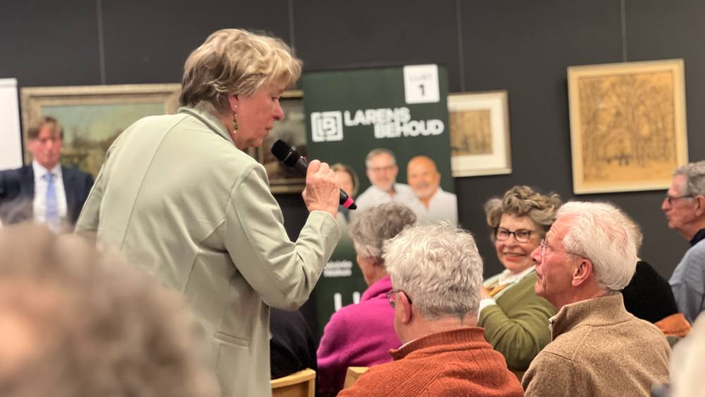 Violet Falkenburg in gesprek met een bewoner.