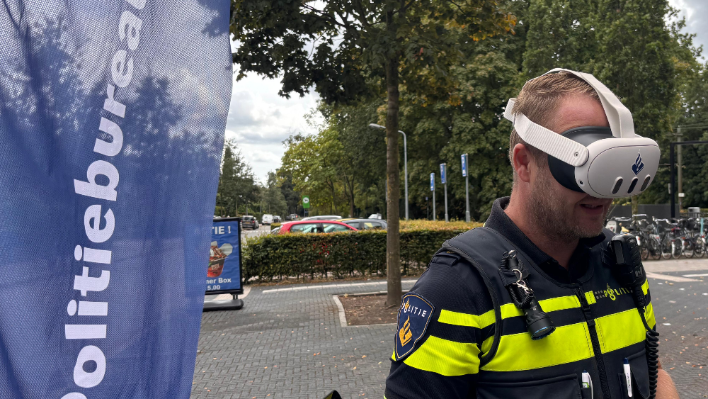 Wijkagent Ben van Kampen kijkt door de VR-bril
