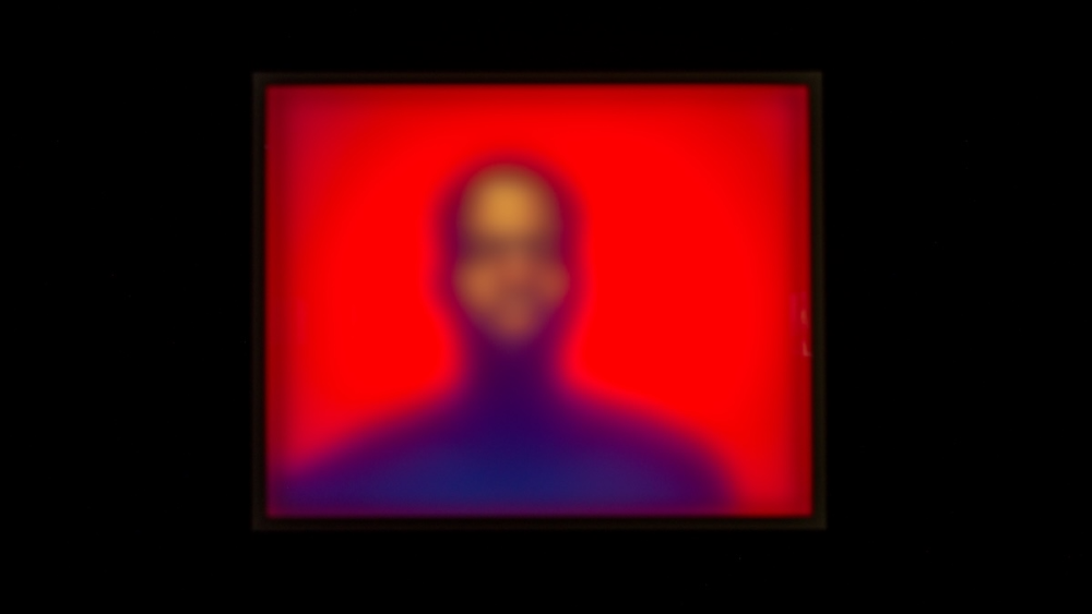 Winnaar Prijs voor Storytelling: Document Nederland: Asiel (Portret van B. achter melkglas, 2025. Zaalfoto: Rijksmuseum)