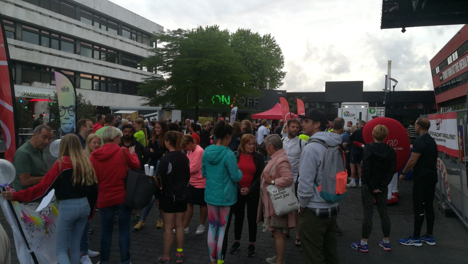 Het is al lekker druk voor het podium Het is al lekker druk voor het podium