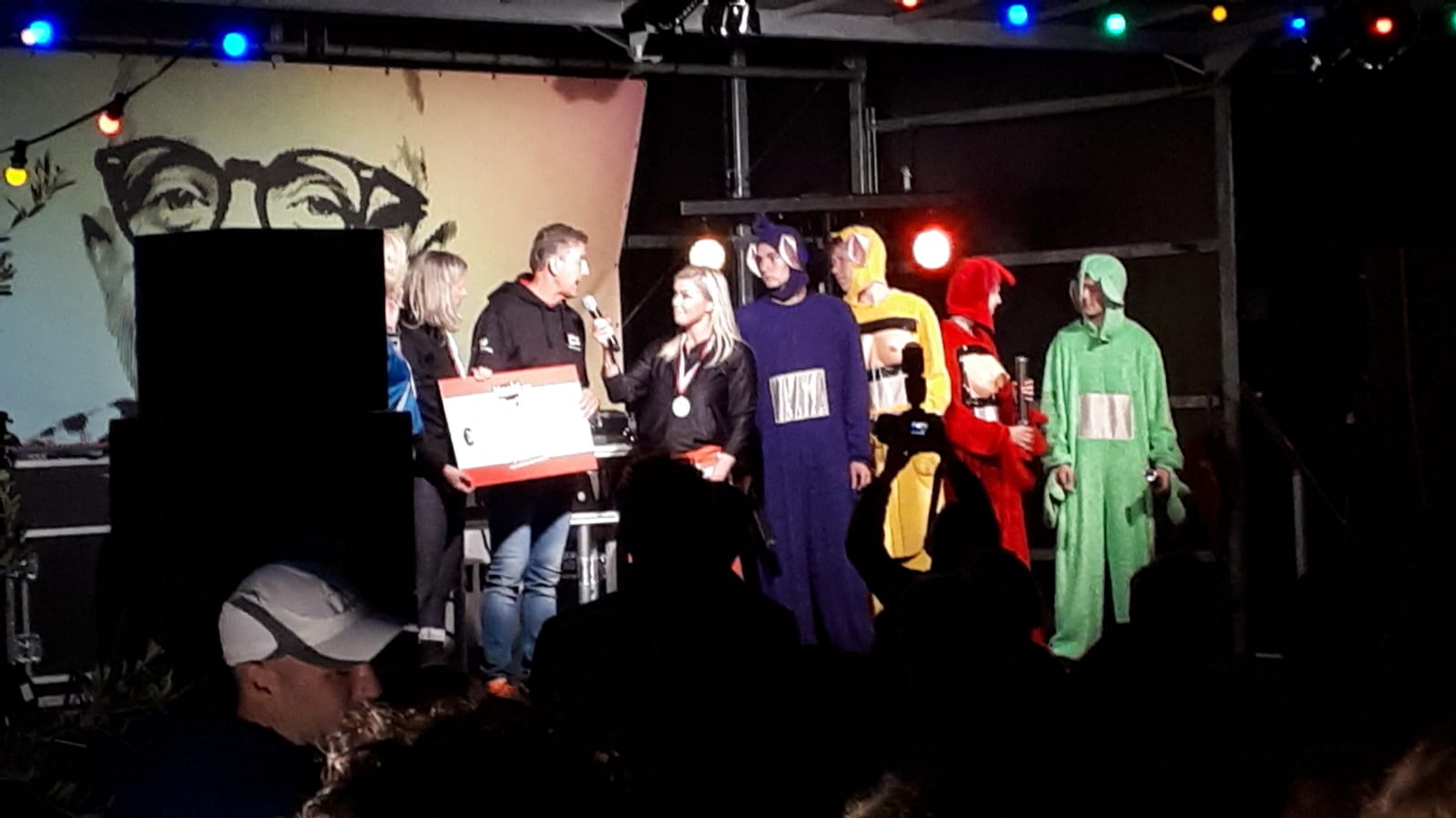 De Nierstichting ontvangt de cheque. De Nierstichting ontvangt de cheque.