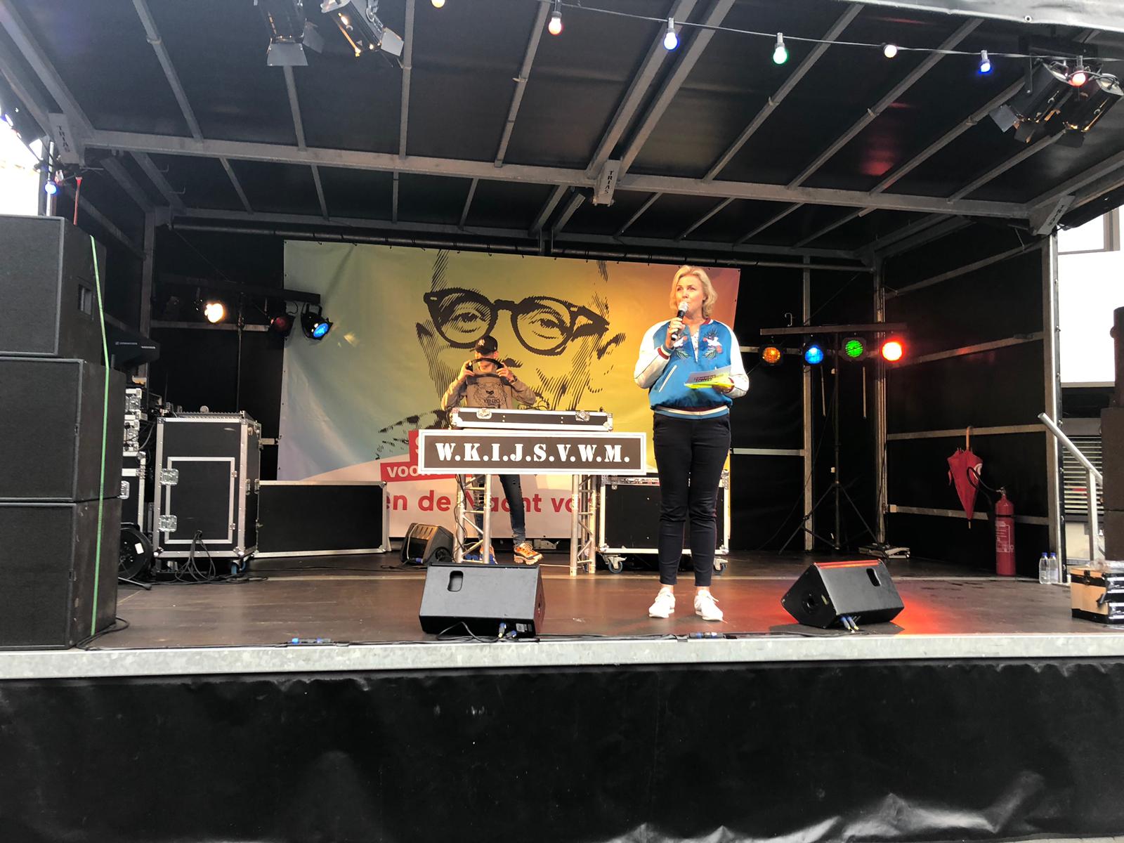 De presentatie is in handen van... De presentatie is in handen van...